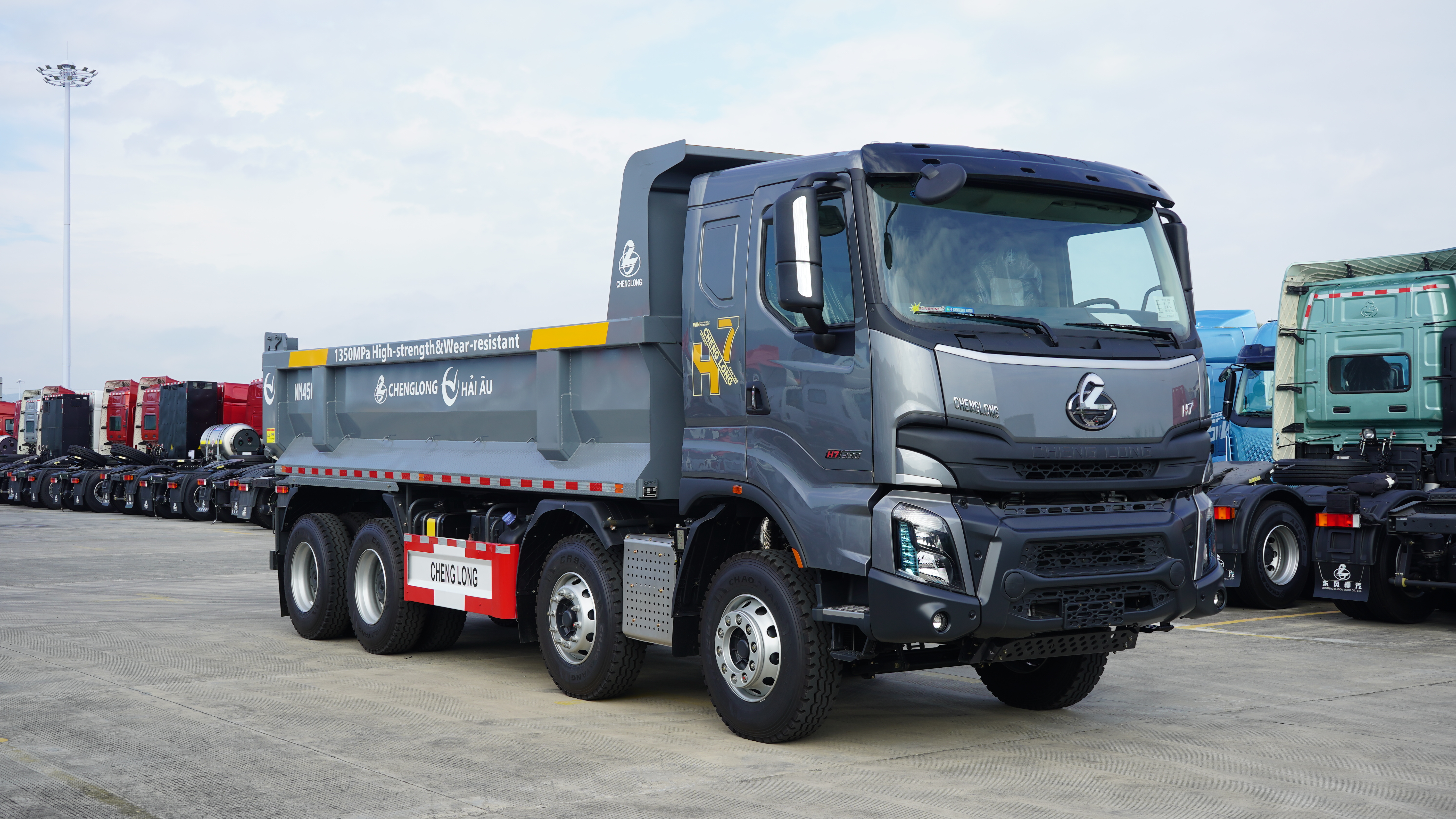 Xe tải ben Chenglong H7 390HP (8x4) cầu dầu